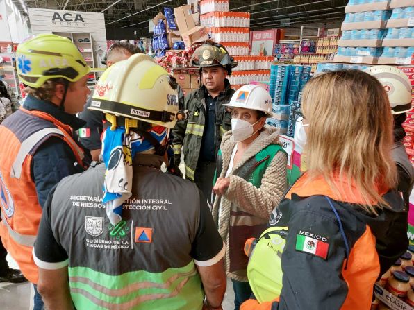 Las autoridades de Protección Civil asistieron al lugar afectado para evaluar la situación. Una persona se lesionó mientras la evacuaban de la tienda tras la caída del techo.