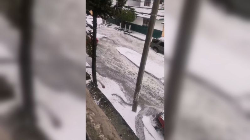 El granizo cubrió de blanco calles de Ciudad de México este domingo.