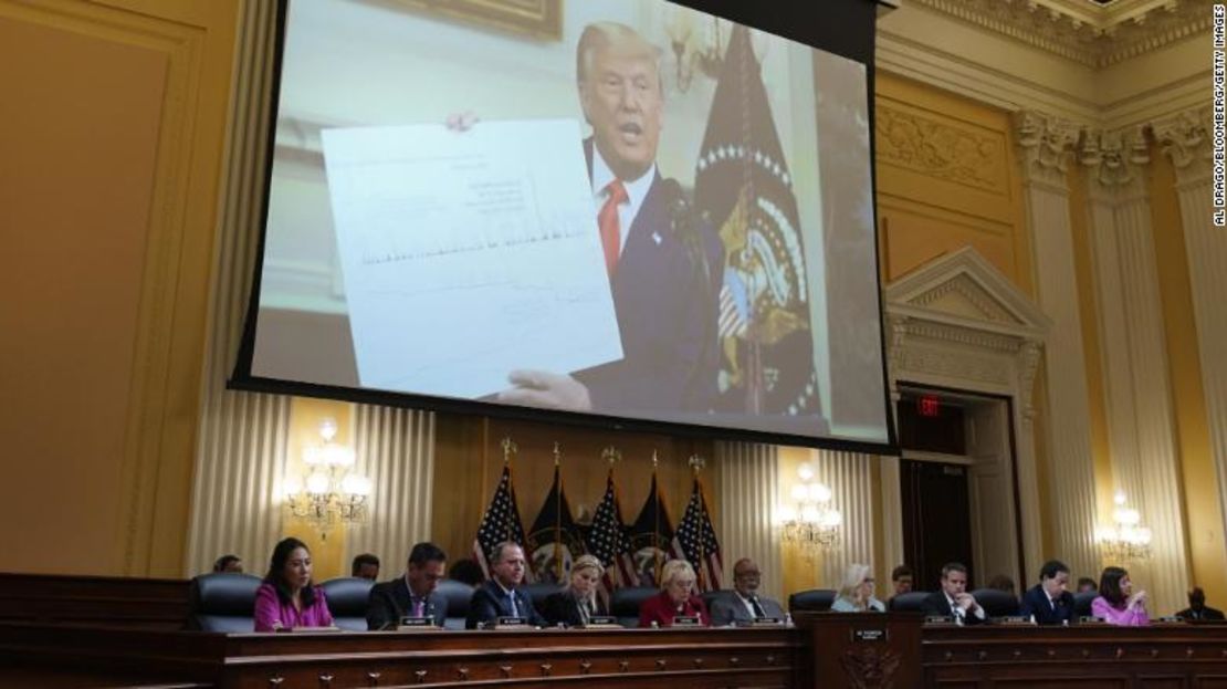 El expresidente Donald Trump aparece en una pantalla durante la audiencia de la comisión selecta que investiga la insurrección del 6 de enero en el Capitolio de Estados Unidos.