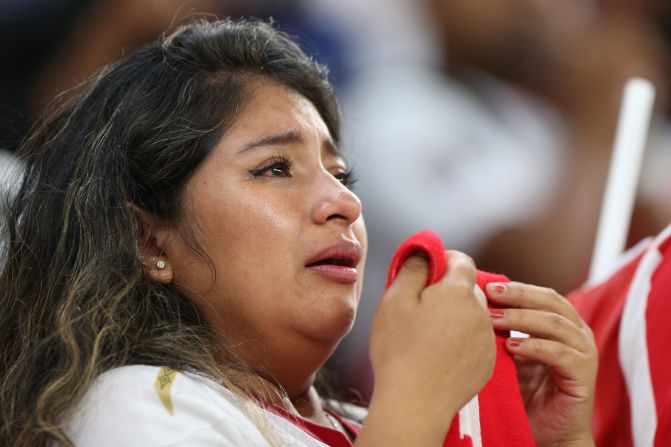 Perú se quedó afuera de Qatar tras su derrota frente a Australia. En el estadio Ahmed bin Ali, los seguidores de la blanquirroja reaccionaron tras el resultado.