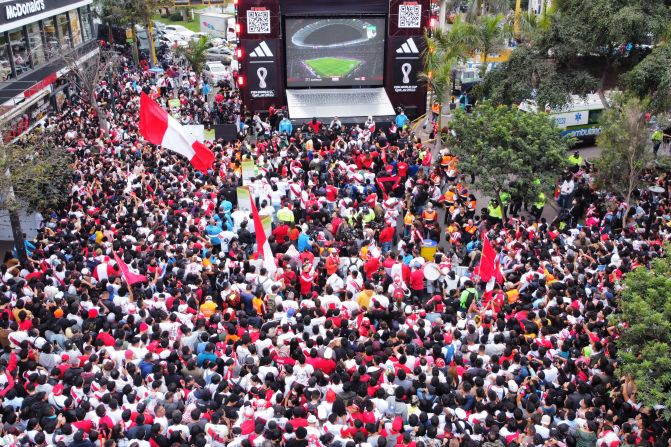 Cientos de peruanos se habían congregado en el Parque Kennedy, en Miraflores, a ver el partido.