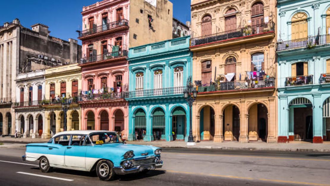 Los autos clásicos forman parte de la escena de La Habana Vieja. Cuba ha pasado al Nivel 1, considerado de "bajo" riesgo para el covid. Crédito: diegograndi/Adobe Stock