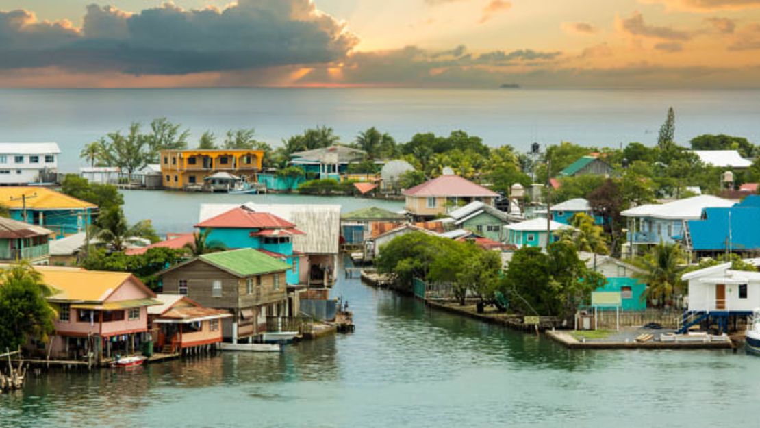 La zona de Oak Ridge en la isla de Roatán, Honduras, al amanecer. Honduras bajó al nivel 2 esta semana. Crédito: Wollwerth Imagery/Adobe Stock