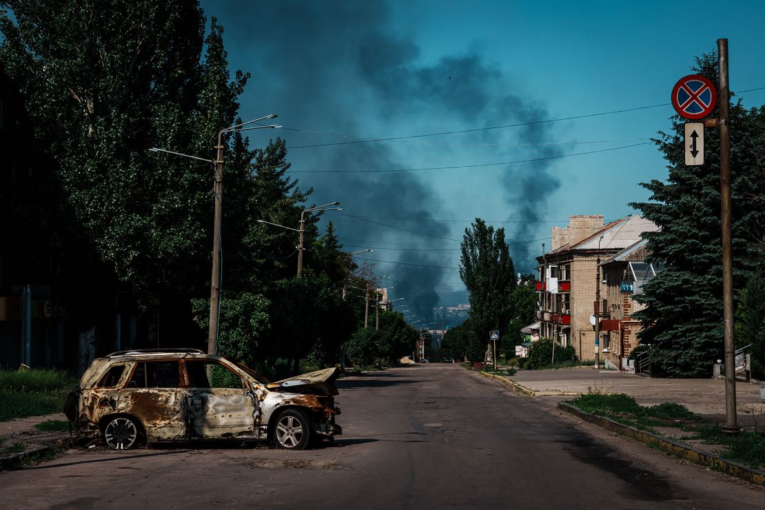 Columnas de humo se elevan desde Severodonetsk vistas desde Lysychansk, Ucrania, el viernes 10 de junio.