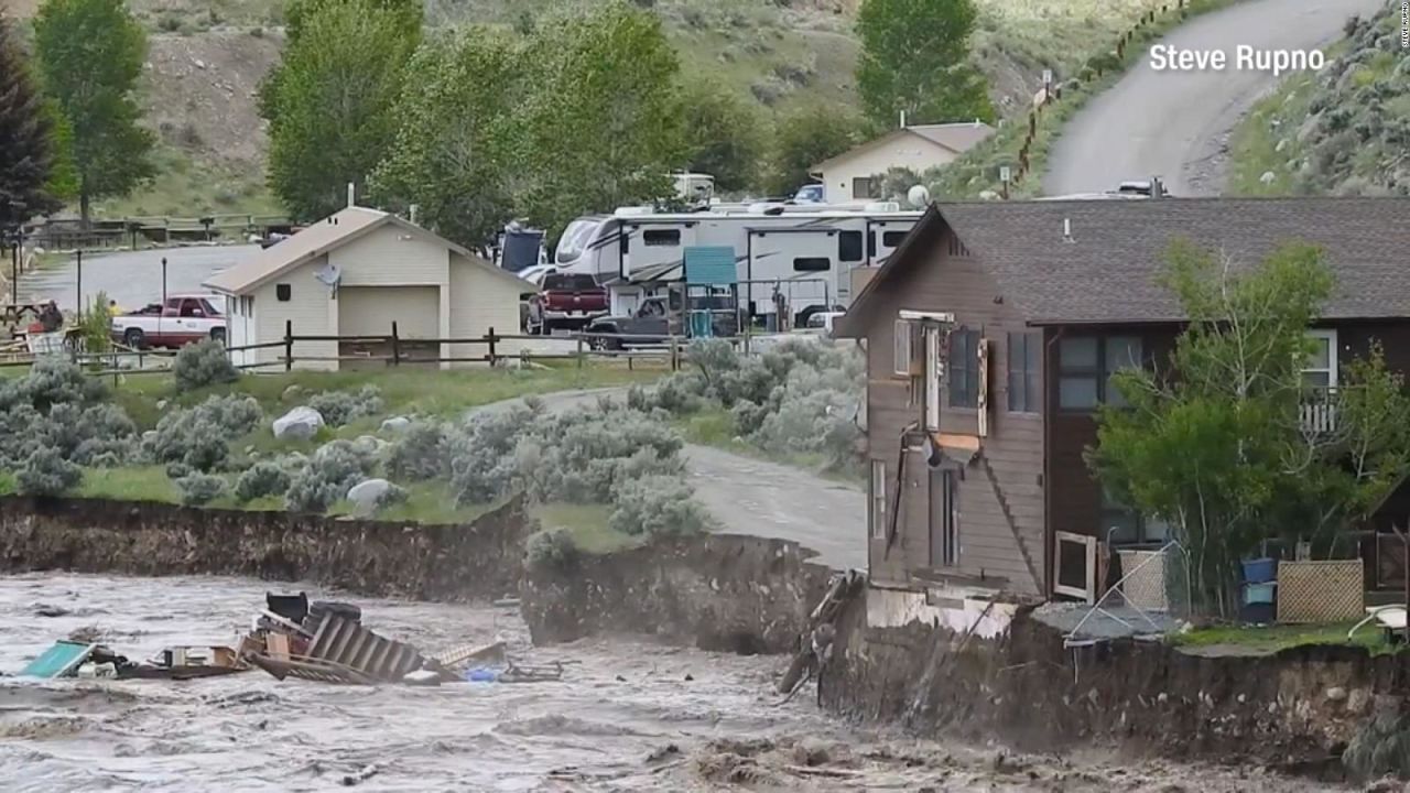 CNNE 1223383 - inundaciones historicas en montana- casas y carreteras anegadas