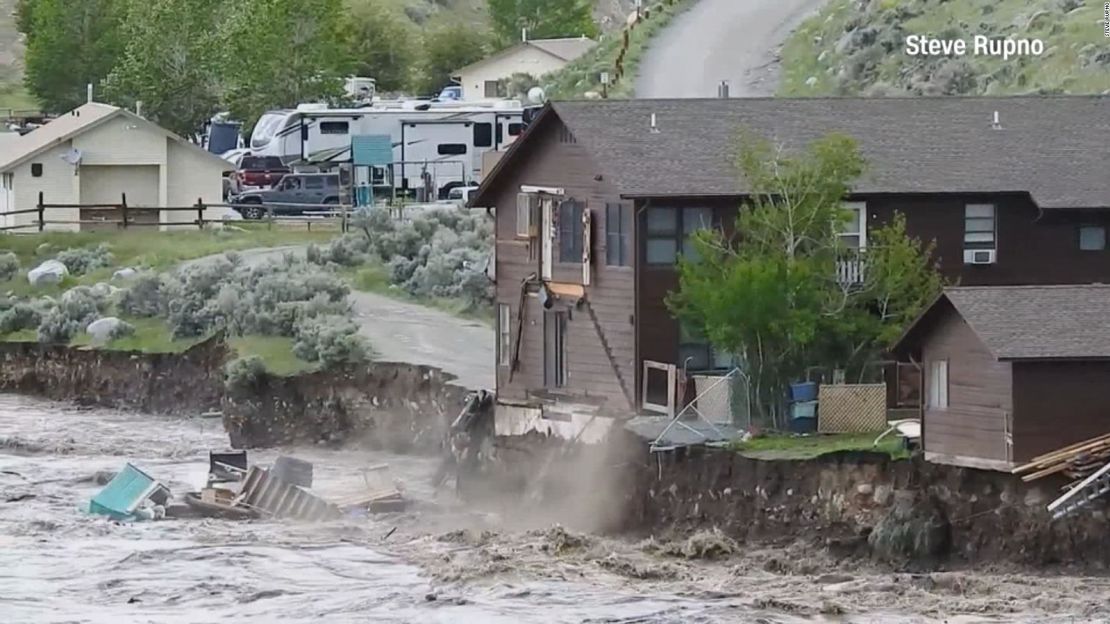 Las inundaciones arrastran partes de una casa en Gardiner, Montana, Estados Unidos.