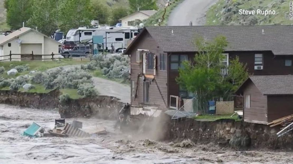 Las inundaciones hacen que parte de una casa en Gardiner, Montana, se derrumbe en el agua.