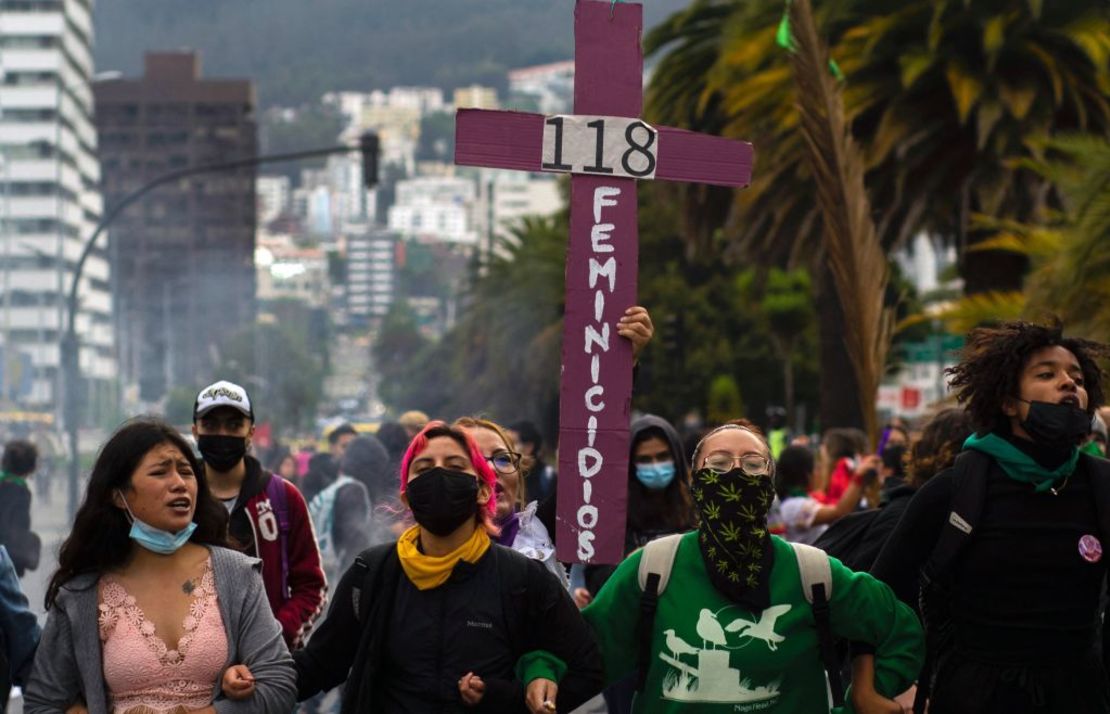 Un grupo de mujeres marcha en apoyo a los derechos de las mujeres en el marco de una movilización nacional contra el gobierno ecuatoriano, en Quito, el 13 de junio de 2022.