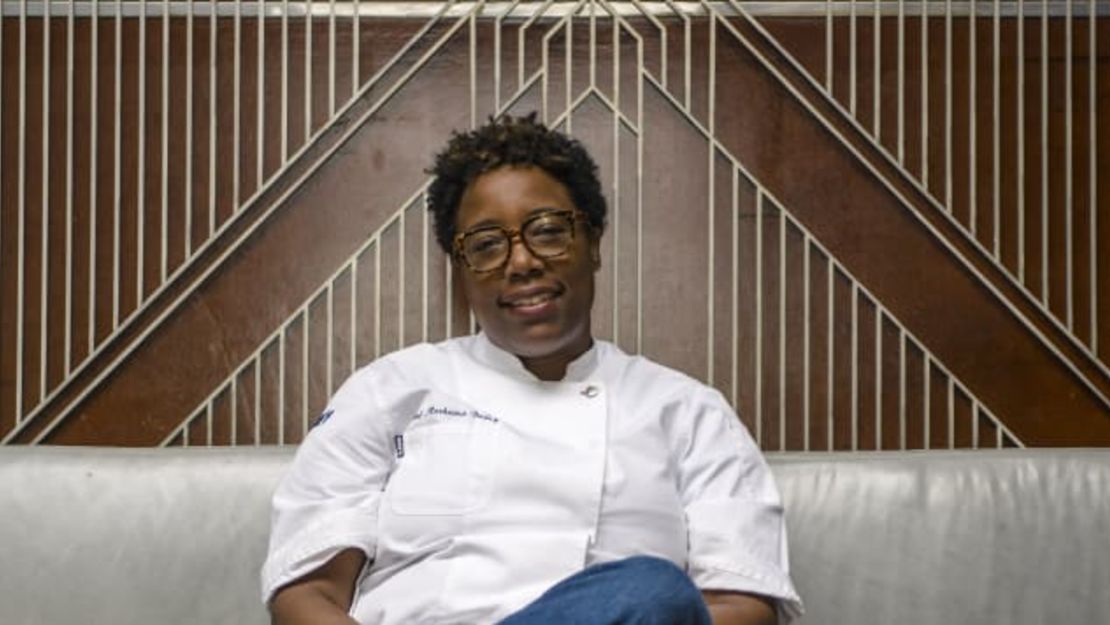 Mashama Bailey, del restaurante The Grey de Savannah, Georgia, obtuvo el premio al chef más destacado. Crédito: Dylan Wilson/The New York Times/Redux