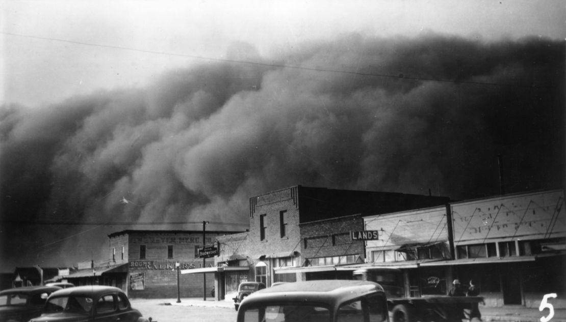 Una tormenta de polvo se acerca a la ciudad de Elkhart, en Kansas, en 1937.