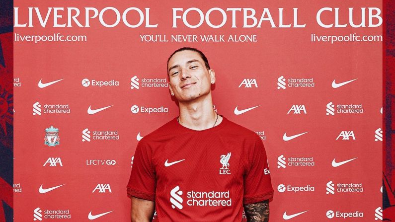 Darwin Núñez, nuevo jugador del Liverpool, con la camiseta del equipo.