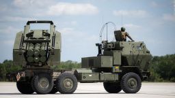 Un sistema de cohetes de artillería de alta movilidad durante una misión de entrenamiento en Florida el 10 de mayo.