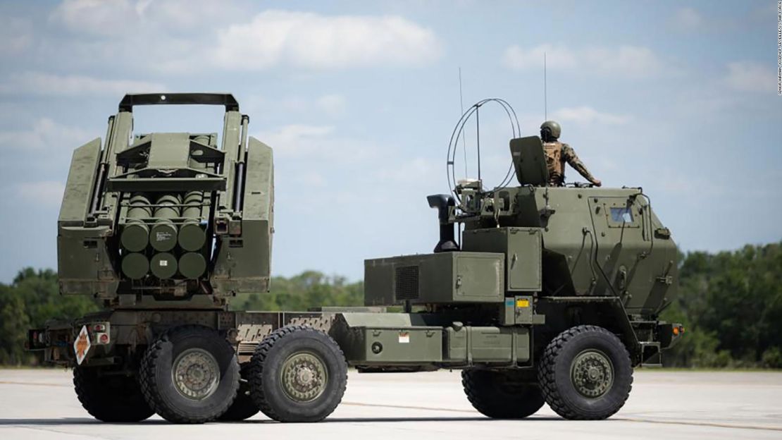 Un sistema de cohetes de artillería de alta movilidad HIMARS durante una misión de entrenamiento en Florida el 10 de mayo.
