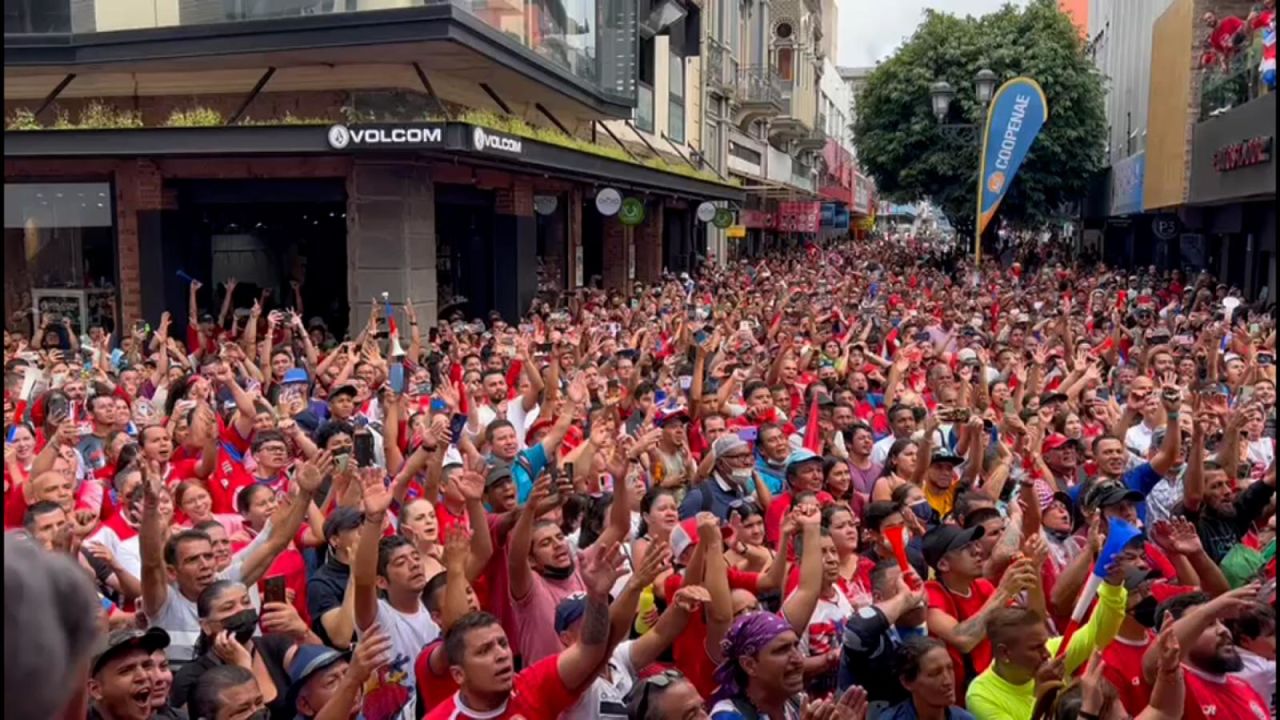 CNNE 1223848 - asi celebran los costarricenses el paso de su seleccion al mundial