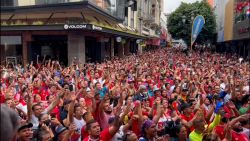 CNNE 1223848 - asi celebran los costarricenses el paso de su seleccion al mundial