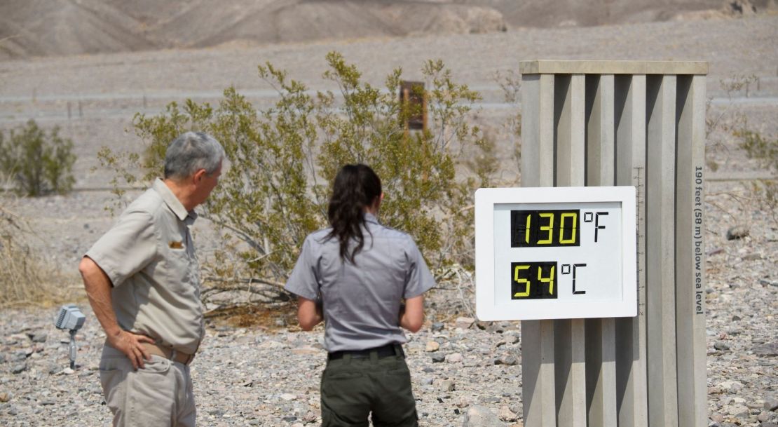 Un termómetro en un el parque nacional Death Valley el 17 de junio de 2021 en Furnace Creek, California.