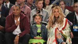 CNNE 1223874 - hija de beyonce y jay-z, acapara las miradas en un juego de la nba