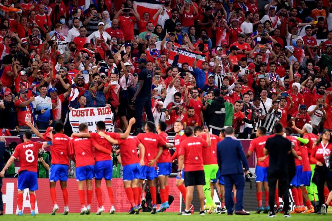 Los ticos celebraron frente a los aficionados después de derrotar a Nueva Zelandia en el partido de repechaje de la Copa Mundial de la FIFA 2022 en el estadio Ahmad Bin Ali el 14 de junio de 2022 en Doha, Qatar.