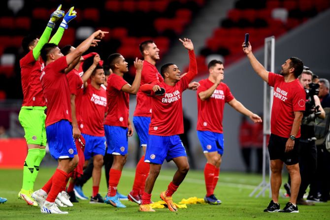 La selección de Costa Rica se hizo con el último cupo que faltaba por definirse para el Mundial de Qatar 2022, que arranca en noviembre. Los jugadores costarricenses llenos de alegría en la cancha del estadio Ahmad Bin Ali Stadium, en Doha, el 14 de junio de 2022.