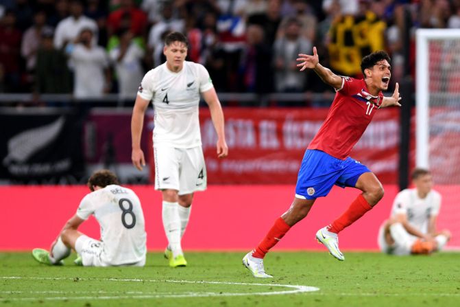 Yeltsin Tejeda de Costa Rica celebra después de derrotar a Nueva Zelanda en el partido de repechaje en el estadio Ahmad Bin Ali el 14 de junio de 2022 en Doha, Qatar.