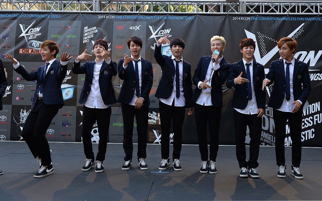 Los miembros del grupo coreano de K-pop BTS llegan a la alfombra roja durante la K-CON 2014 en Los Angeles Memorial Sports Arena el 10 de agosto de 2014.