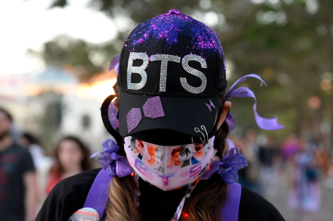 CNNE 1223913 - las vegas welcomes bts with purple-lit properties and marquee takeover