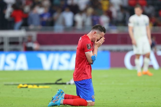 El defensa del Costa Rica, Bryan Oviedo, reaccionó con lagrimas a la victoria de su equipo.