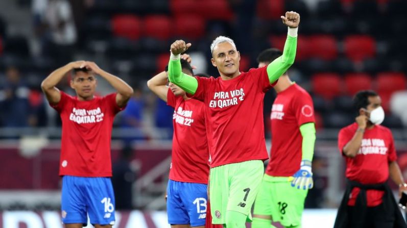 El equipo dirigido por el colombiano Luis Fernando Suárez tiene en Keylor Navas un referente y un líder pero llega al Mundial con baja producción goleadora en las eliminatorias. Navas celebró así desde la cancha la victoria.