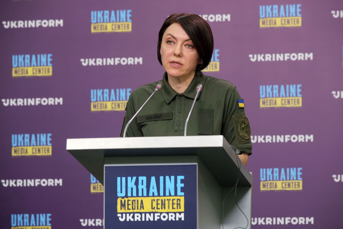 La viceministra de Defensa de Ucrania, Hanna Maliar, realiza una sesión informativa en Kyiv el 2 de junio.