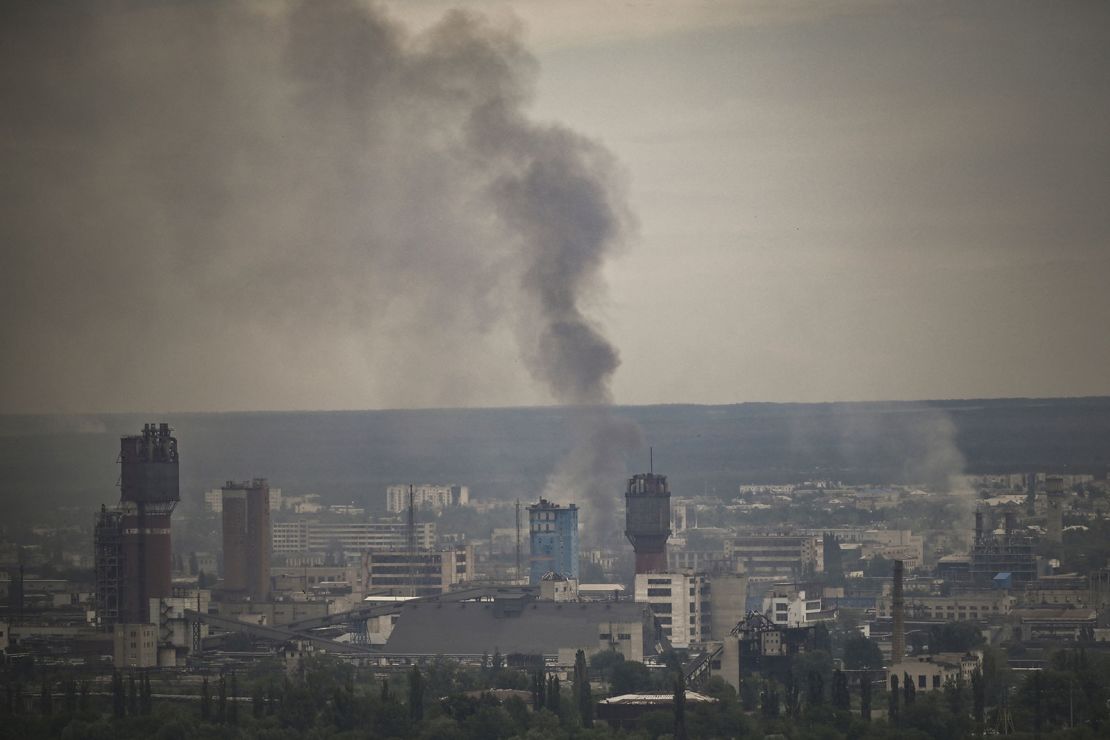 El humo se eleva desde la ciudad de Severodonetsk en la región oriental de Ucrania de Donbás el 13 de junio.