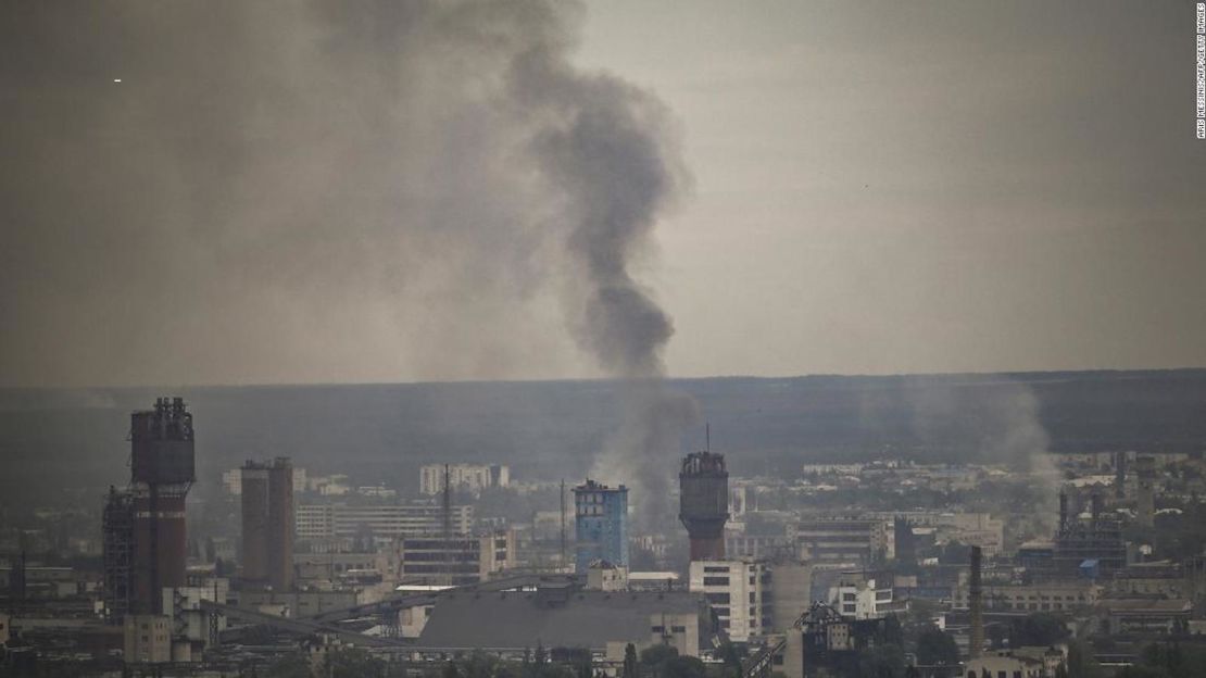 El humo negro y la suciedad se elevan desde la cercana ciudad de Severodonetsk durante la batalla entre las tropas rusas y ucranianas en la región oriental de Ucrania de Donbas el 9 de junio de 2022.