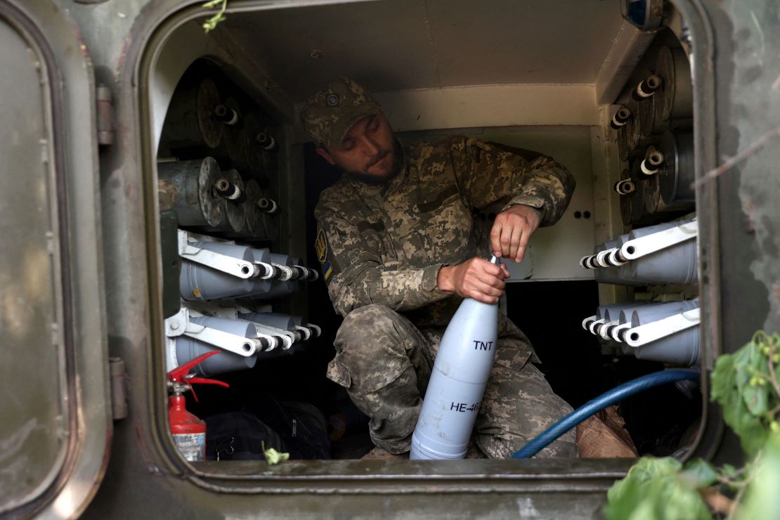 Un artillero ucraniano se prepara cerca de la ciudad de Lisychansk, en la región ucraniana de Luhansk, el 14 de junio.