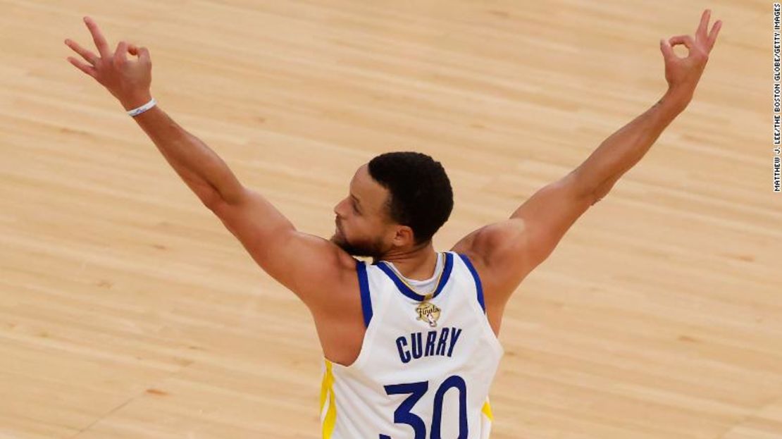 Curry reacciona después de que su compañero Klay Thompson enceste una canasta de tres puntos contra los Celtics.