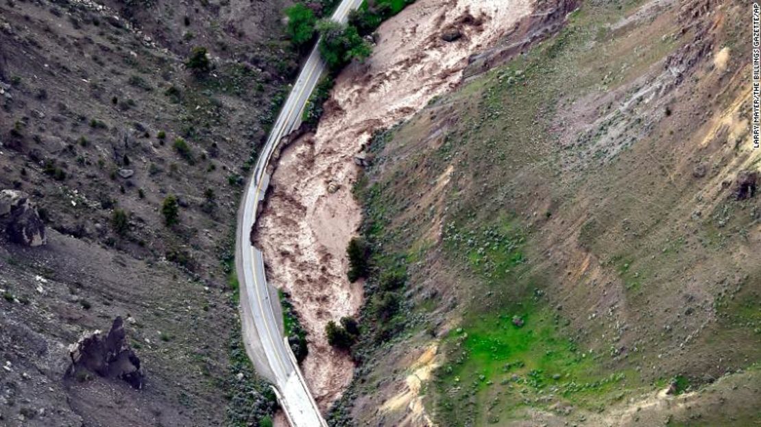 La carretera entre Gardiner y Mammoth fue arrasada por las aguas que se movían rápidamente.