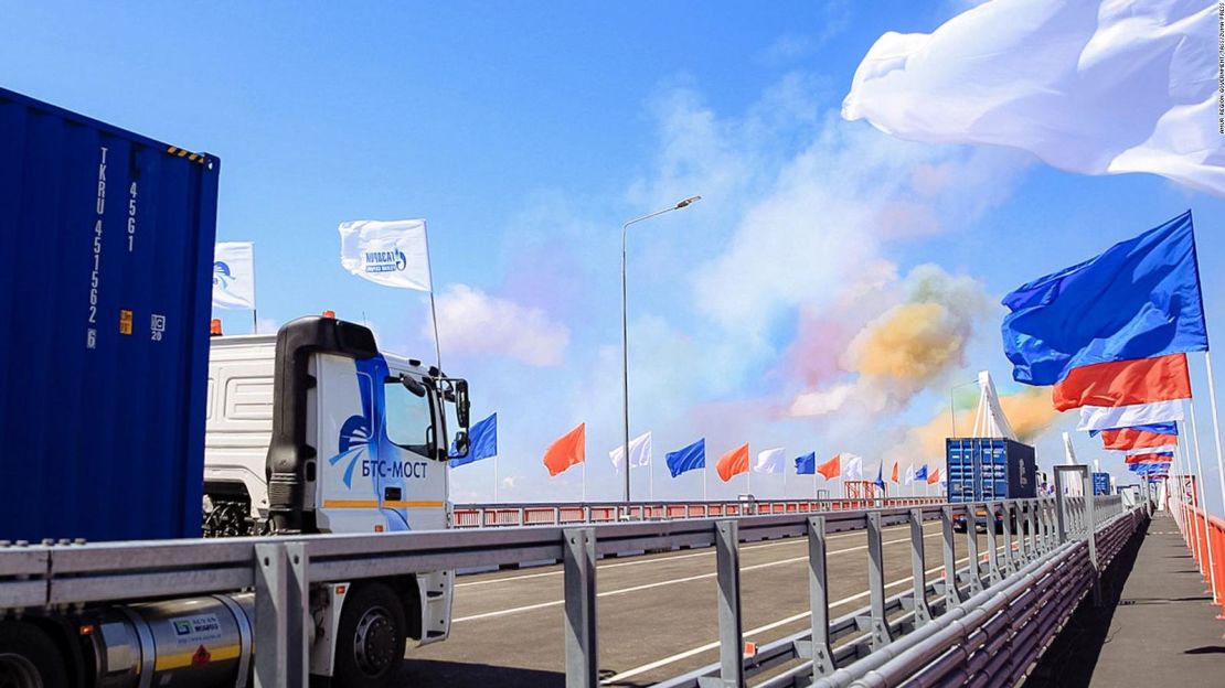 Camiones rusos cruzan el río Amur desde Blagoveshchensk hasta la ciudad china de Heihe, en la ceremonia de inauguración del primer puente vehicular que conecta ambos países sobre el río.