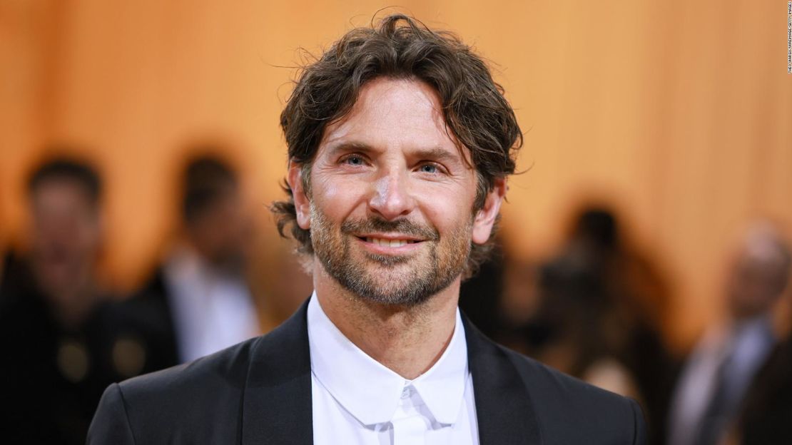 Bradley Cooper estuvo en el podcast "Smartless" esta semana y compartió parte de su historia sobre su adicción al alcohol y las drogas.