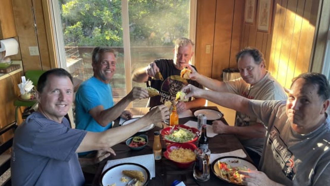 Cena de tacos 2022. Otra tradición para los cinco amigos.Paul Vercammen/CNN