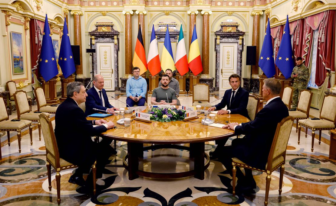 De izquierda a derecha, el primer ministro de Italia Mario Draghi; el canciller de Alemania, Olaf Scholz; el presidente de Ucrania, Volodymyr Zelensky; el presidente de Francia, Emmanuel Macron, y el presidente de Rumania, Klaus Iohannis, se reúnen para una sesión de trabajo en el Palacio Mariinsky, Kyiv, Ucrania, el 16 de junio.