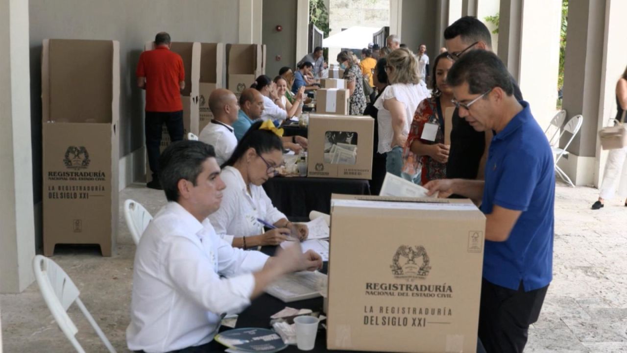 CNNE 1224813 - colombianos en el exterior ejercen su voto en las presidenciales