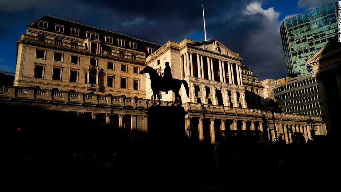 Vista general del Banco de Inglaterra (BoE) en la City de Londres el 5 de febrero de 2021. - El Banco de Inglaterra proyectó el jueves la recuperación económica de Gran Bretaña gracias al éxito de la implantación de vacunas en el país, al tiempo que congeló los tipos de interés y los estímulos.