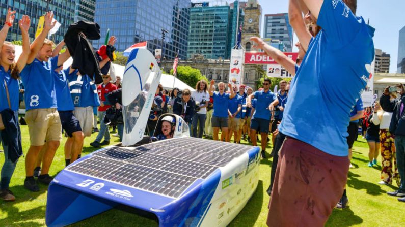 El World Solar Challenge 2019, en la foto, lo ganó el equipo belga Agoria Solar, un grupo de estudiantes de ingeniería. En junio de 2022, el equipo dijo que estableció un nuevo récord mundial, conduciendo 1.051 kilómetros en 12 horas en un autoimpulsado completamente por el sol. Crédito: BRENTON EDWARDS/AFP/AFP vía Getty Images