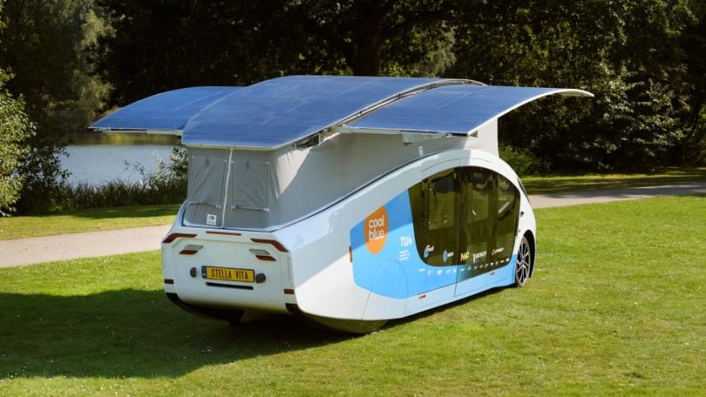 Bautizada como "Stella Vita", fue producida por el Equipo Solar Eindhoven 2021, un grupo de 22 estudiantes de la Universidad Tecnológica de Eindhoven, Países Bajos. Esta universidad ha desarrollado varios vehículos solares en los últimos años y Lightyear fue fundado por exalumnos de dicha universidad. Crédito: STE / Bart van Overbeeke