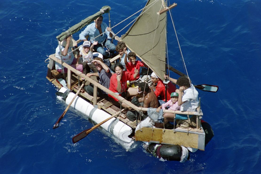 Varios cubanos, entre ellos niños, en una balsa el 31 de agosto de 1994.