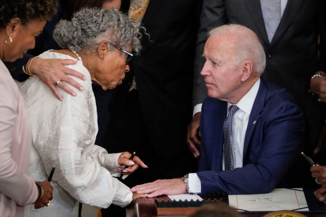 Opal Lee, activista y educadora jubilada de 94 años, conocida como la abuela de Juneteenth, habla con el presidente de EE.UU. Joe Biden después de que firmó la Ley del Día de la Independencia Nacional de Juneteenth en la Sala Este de la Casa Blanca el 17 de junio de 2021 en Washington.