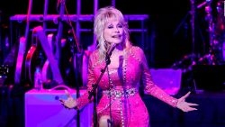 CNNE 1225258 - dolly parton dona us$ 1 millon para investigar enfermedades pediatricas