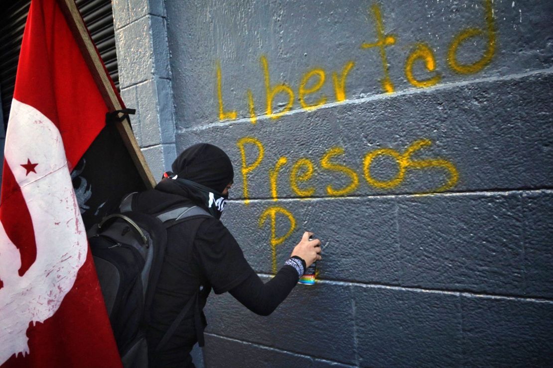 Un manifestante realiza una pintada en la que se lee Libertad presos políticos, en Quito, el 16 de junio de 2022.