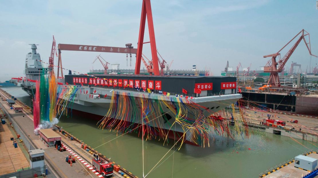 China celebra la botadura de su tercer portaaviones, en un dique seco en Shanghái el viernes 17 de junio de 2022.