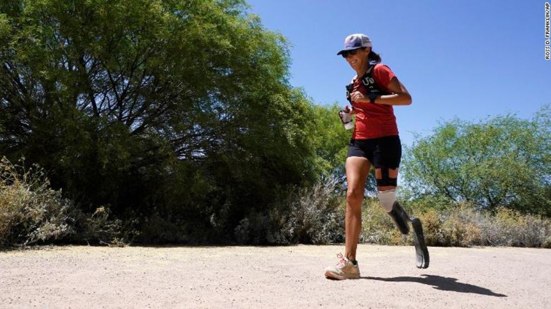 Hunt-Broersma corre su 102º maratón en 102 días en Arizona.