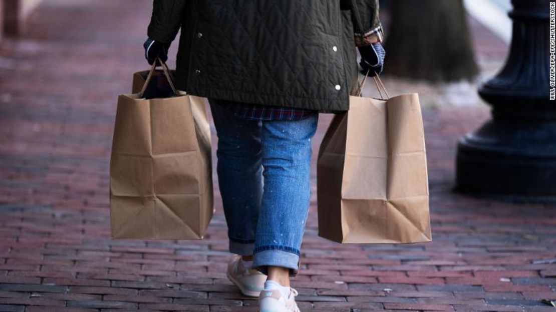 Unos compradores pasean por el barrio de Georgetown, en Washington DC.