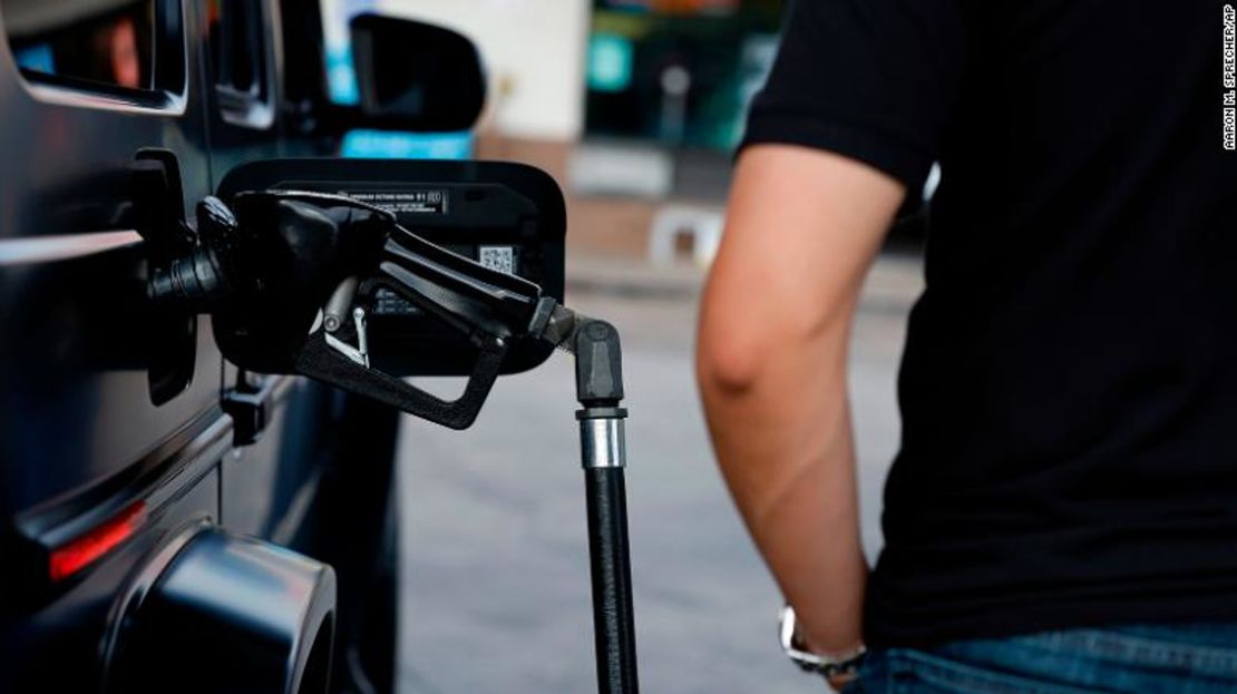 Un automovilista carga gasolina en una gasolinera Valero, el sábado 11 de junio de 2022, en Houston.